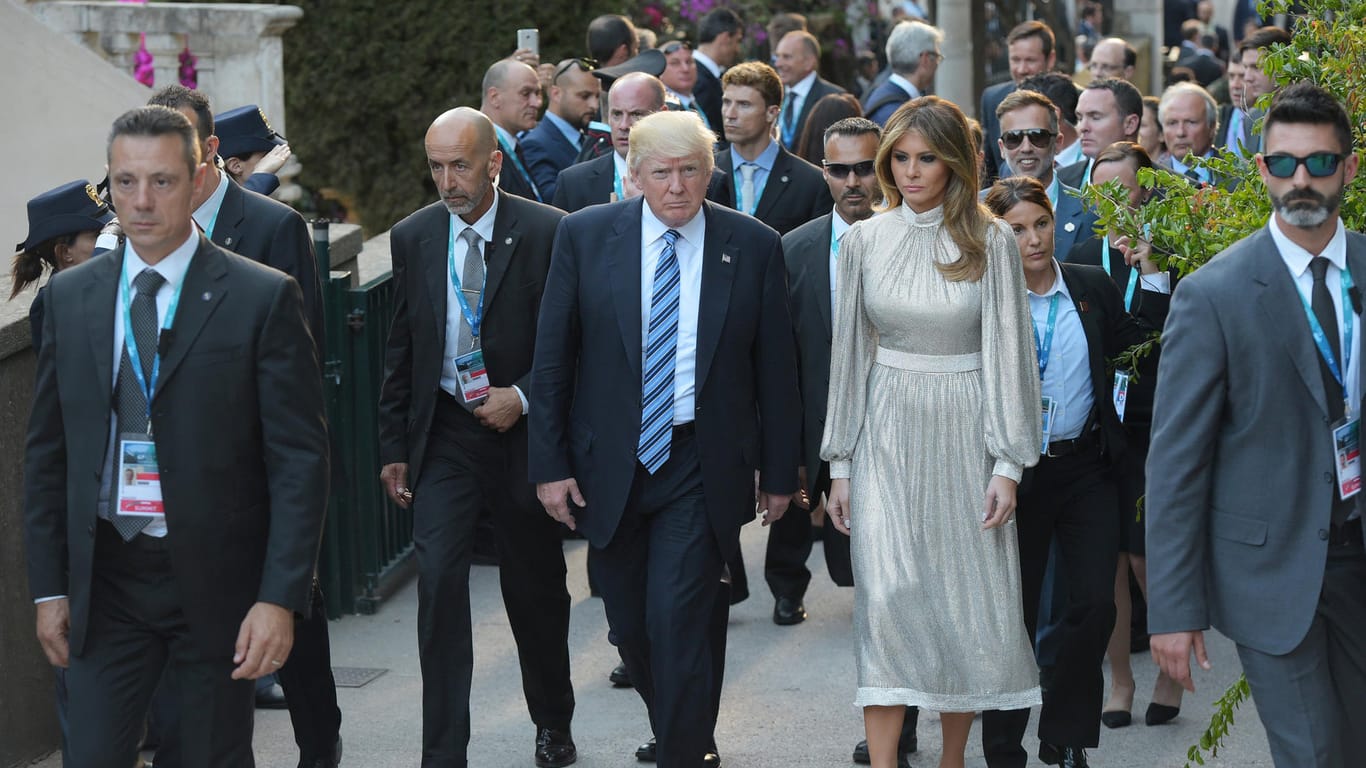 26. Mai: Donald und Melania Trump laufen auf dem Weg zum Abendprogramm des G7-Gipfels durch den kleine sizilianischen Ort Taormina.