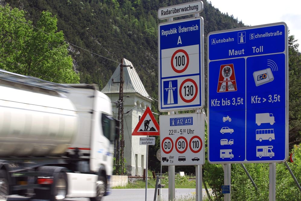 Hinweisschilder zur Maut an der Grenze zwischen Deutschland und Österreich auf der Bundesstrasse 2.