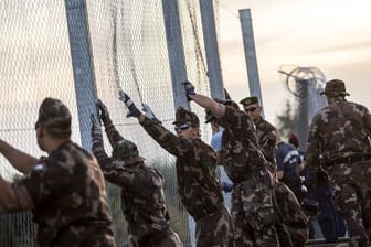 Ungarische Soldaten errichten im September 2015 an der Grenze zu Serbien einen Grenzzaun.