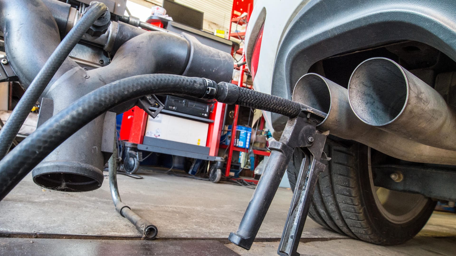 Betroffen wären je nach angewandter Abgasnorm zwischen 133.000 und 170.000 Fahrzeuge. Betroffen wären je nach angewandter Abgasnorm zwischen 133.000 und 170.000 Fahrzeuge.
