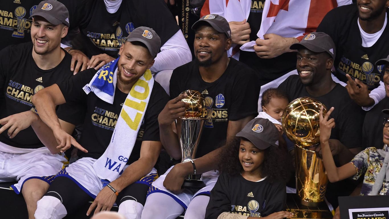 Mit klarer politischer Meinung: Stephen Curry (2. v. li.) und die Golden State Warriors mit der Meistertrophäe nach dem entscheidenden fünften Finals-Spiel gegen Cleveland.