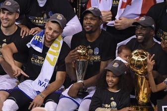 Mit klarer politischer Meinung: Stephen Curry (2. v. li.) und die Golden State Warriors mit der Meistertrophäe nach dem entscheidenden fünften Finals-Spiel gegen Cleveland.