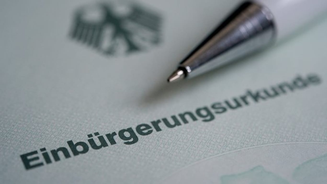 Einbürgerungsurkunde: FDP-Chef Lindner kündigt einen schwarz-gelben Vorstoß für ein Einwanderungsgesetz an.