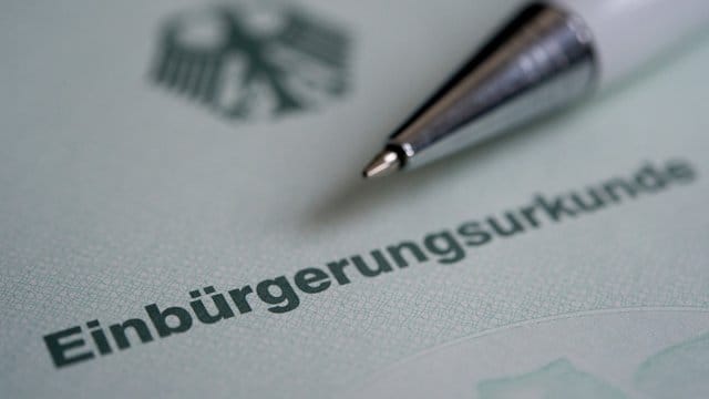 Einbürgerungsurkunde: FDP-Chef Lindner kündigt einen schwarz-gelben Vorstoß für ein Einwanderungsgesetz an. Einbürgerungsurkunde: FDP-Chef Lindner kündigt einen schwarz-gelben Vorstoß für ein Einwanderungsgesetz an.
