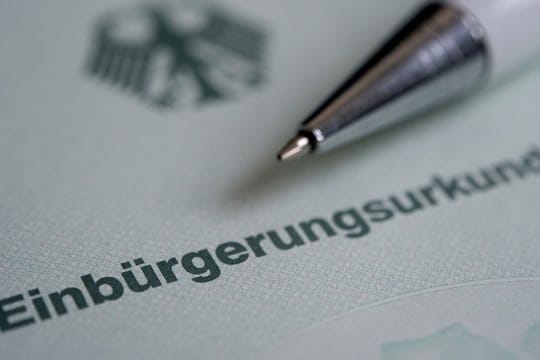 Einbürgerungsurkunde: FDP-Chef Lindner kündigt einen schwarz-gelben Vorstoß für ein Einwanderungsgesetz an.