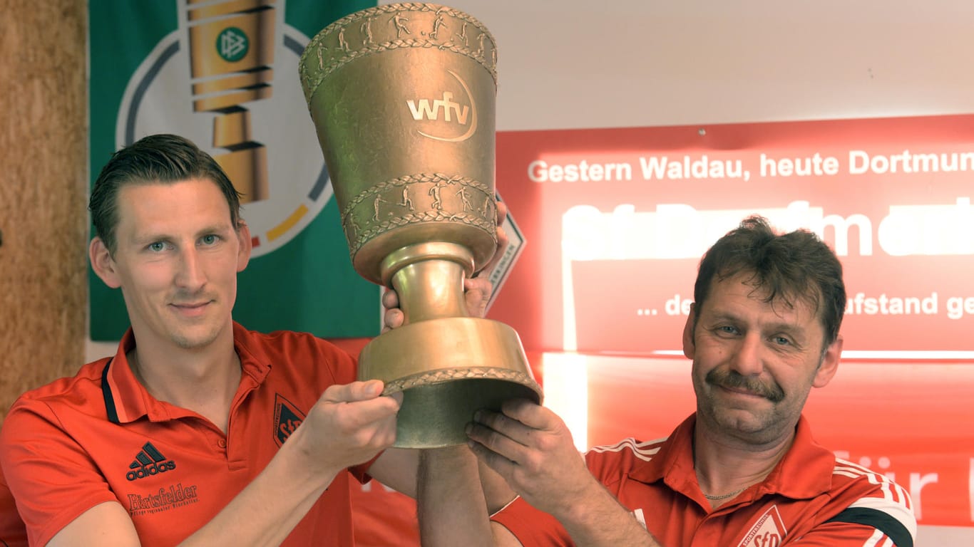 Dorfmerkingen-Kapitän Christian Zech (li.) und Klubchef Thomas Wieser mit dem zurückerhaltenen Pokal.