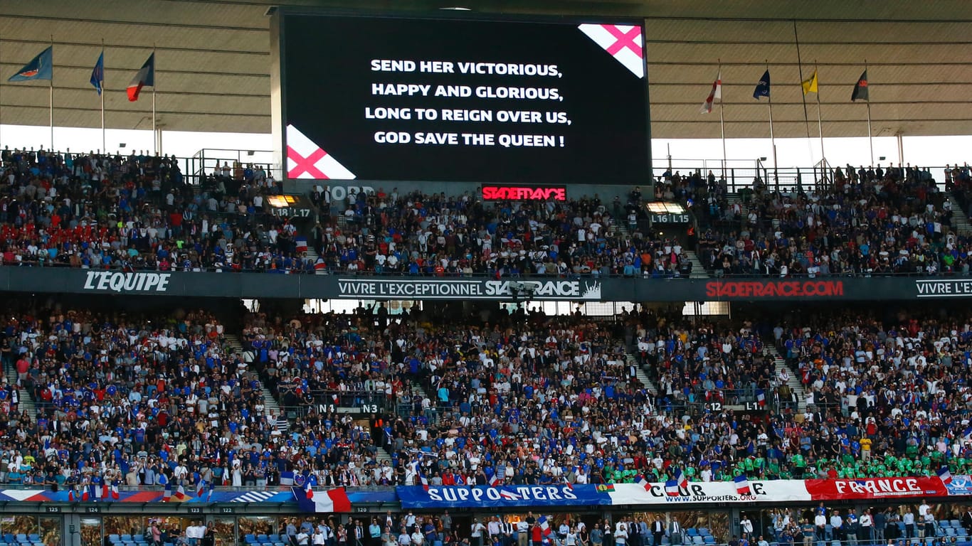 Die englische Hymne auf einer Videoleinwand im Stade de France.