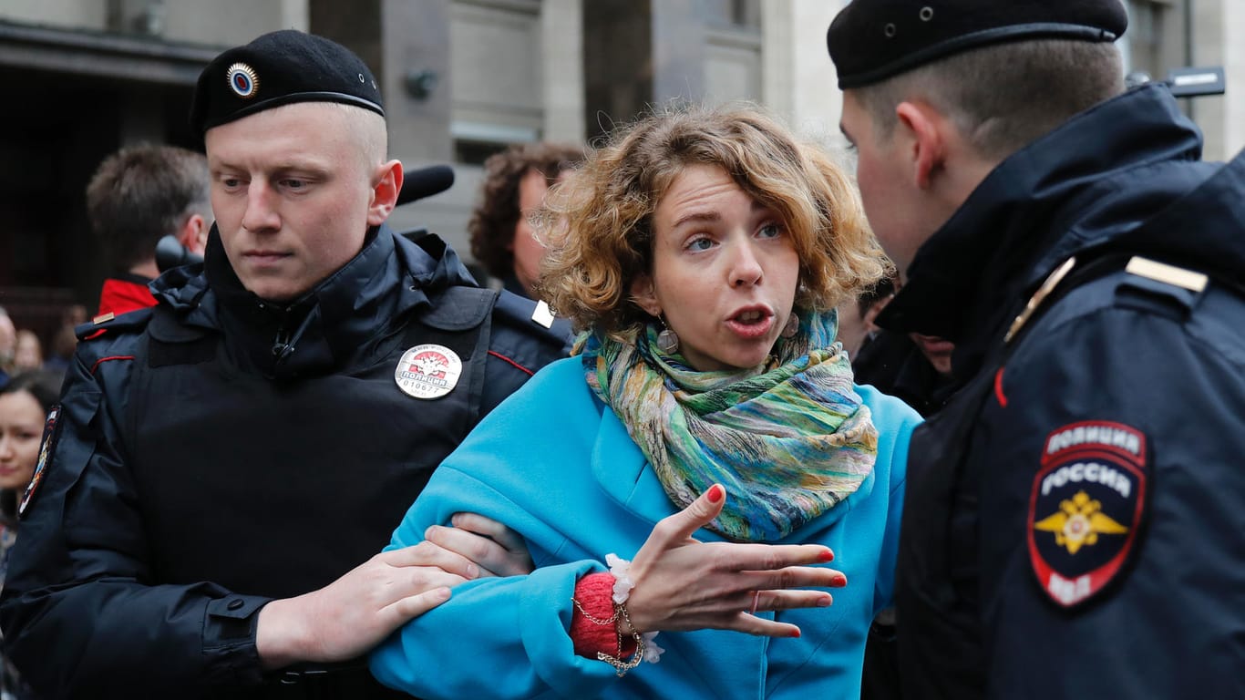 Eine Demonstrantin diskutierte mit der Polizei.