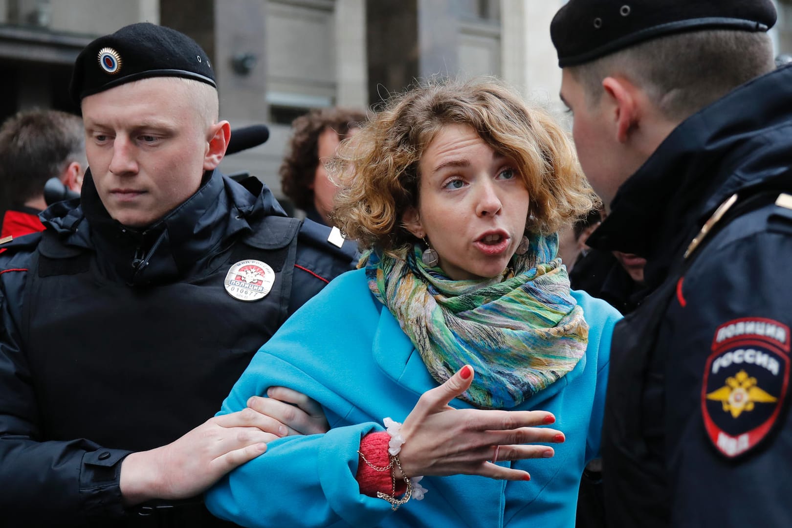 Eine Demonstrantin diskutierte mit der Polizei.