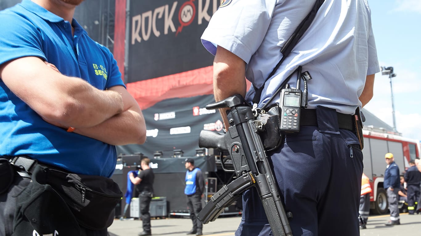 Ein Polizist beim Musikfestival "Rock am Ring" Anfang Juni.