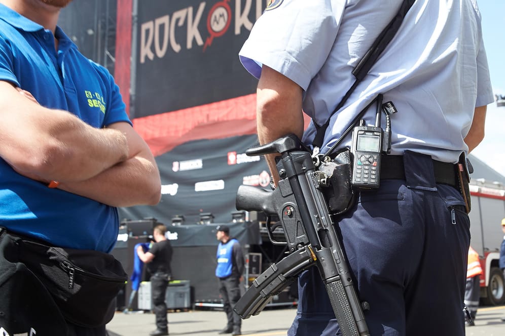 Ein Polizist beim Musikfestival "Rock am Ring" Anfang Juni.