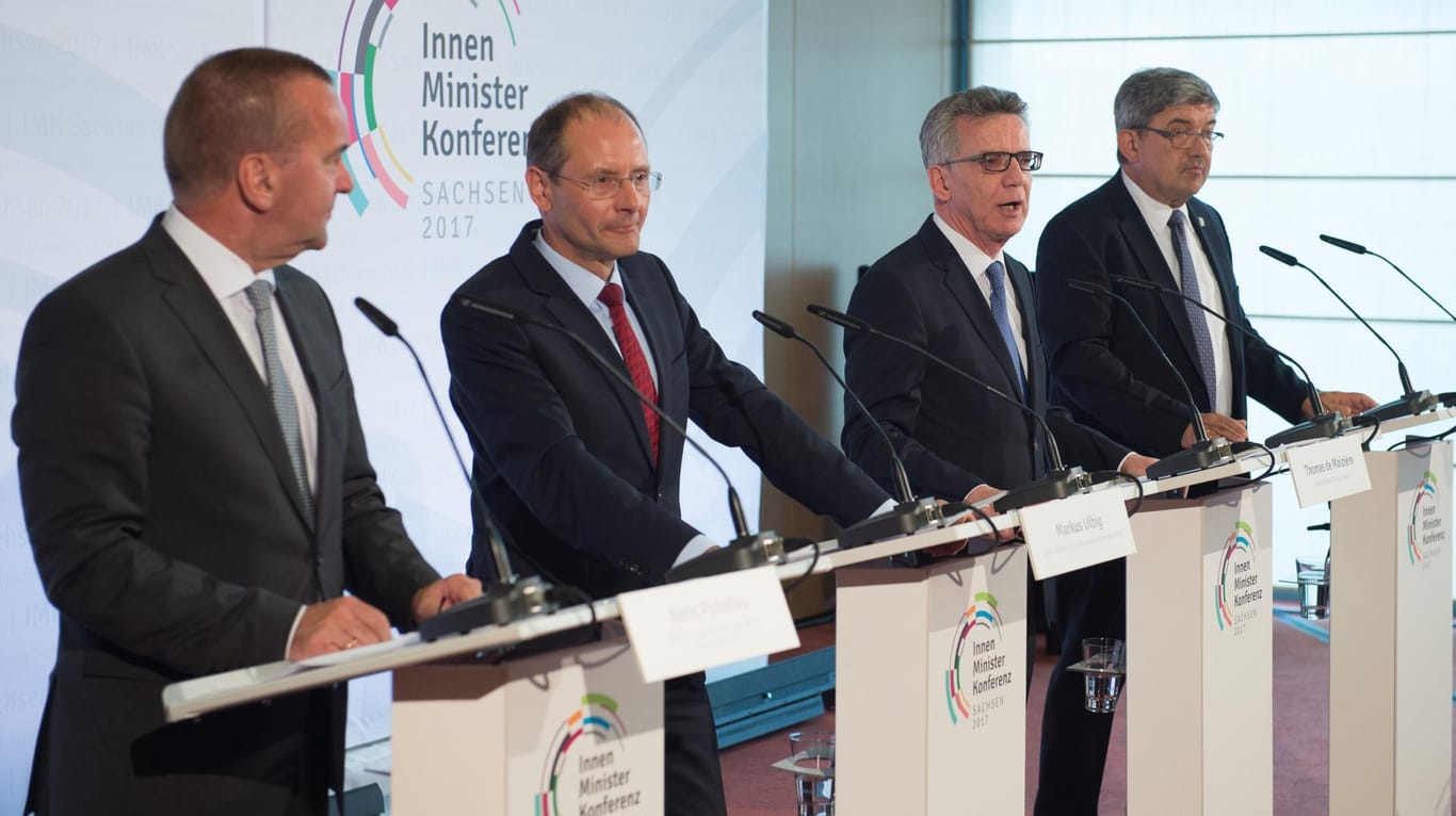 Die Innenminister Boris Pistorius, Markus Ulbig, Bundesinnenminister Thomas de Maiziere und Innenminister Lorenz Caffier (CDU) sprechen sich klar für eine möglich Überwachung aus.