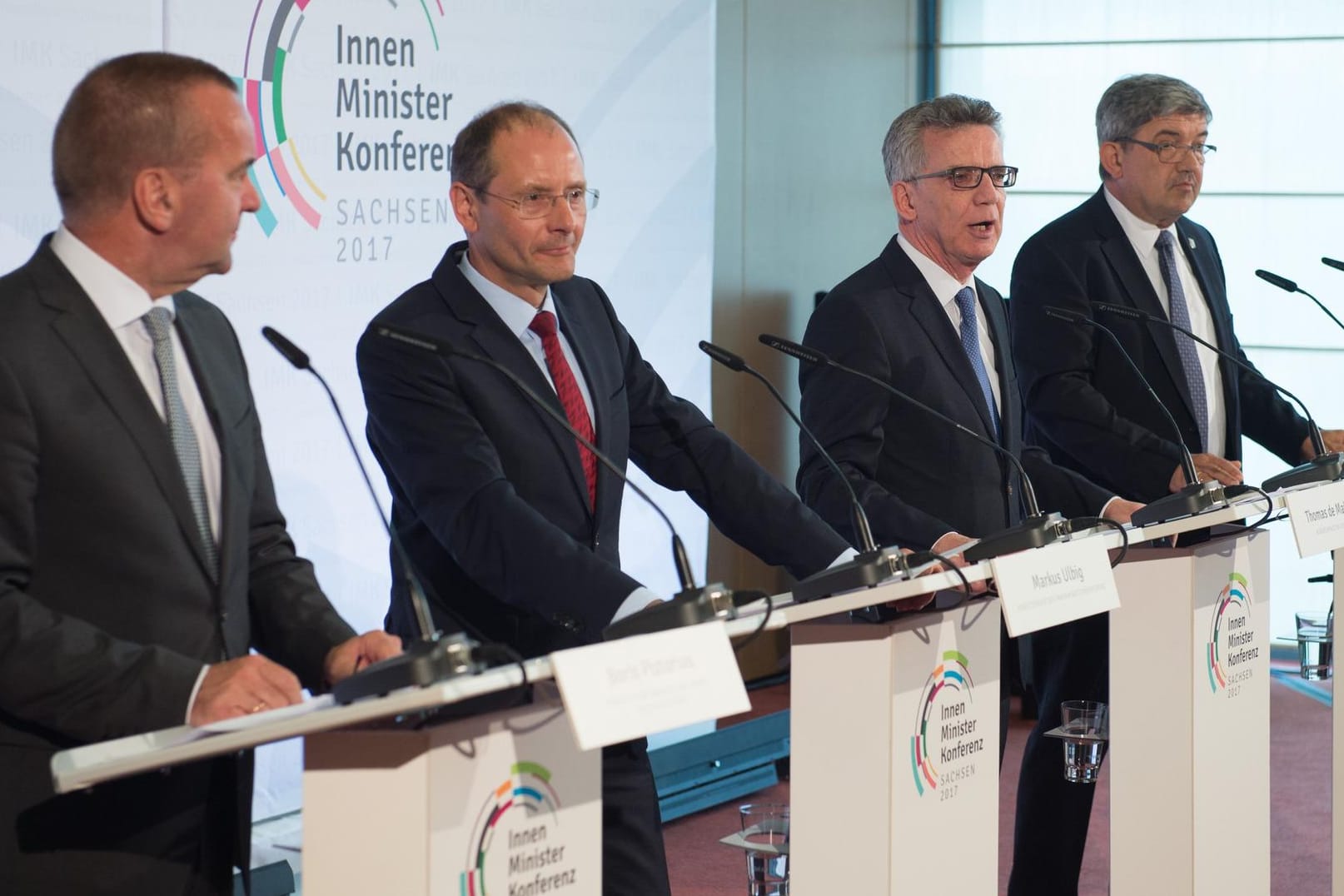 Die Innenminister Boris Pistorius, Markus Ulbig, Bundesinnenminister Thomas de Maiziere und Innenminister Lorenz Caffier (CDU) sprechen sich klar für eine möglich Überwachung aus.