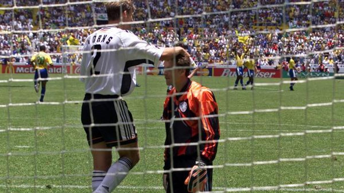 Jens Lehmann (r.) wird von Christian Wörns getröstet. Der Torwart stand beim Confed Cup 1999 in allen drei Partien zwischen den Pfosten.