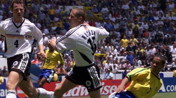 Lars Ricken von Brasiliens Ronaldinho (r.) unfair gestoppt.