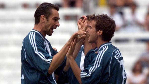 Michael Preetz (l.) jubelt mit Mehmet Scholl über sein 1:0 gegen Neuseeland.