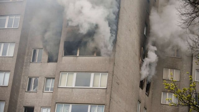 Brennt es im Hochhaus, sollten Bewohner als Erstes Fenster und Türen der Wohnung schließen.