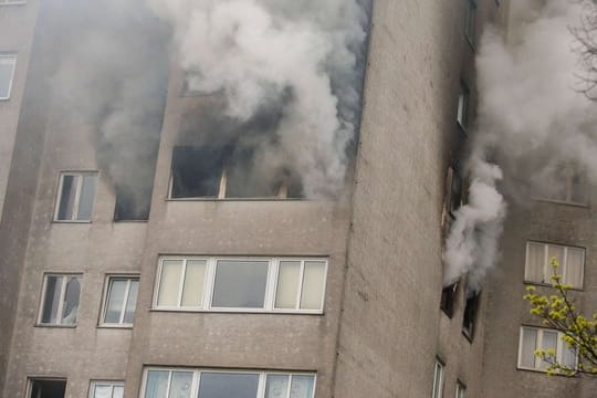 Brennt es im Hochhaus, sollten Bewohner als Erstes Fenster und Türen der Wohnung schließen.