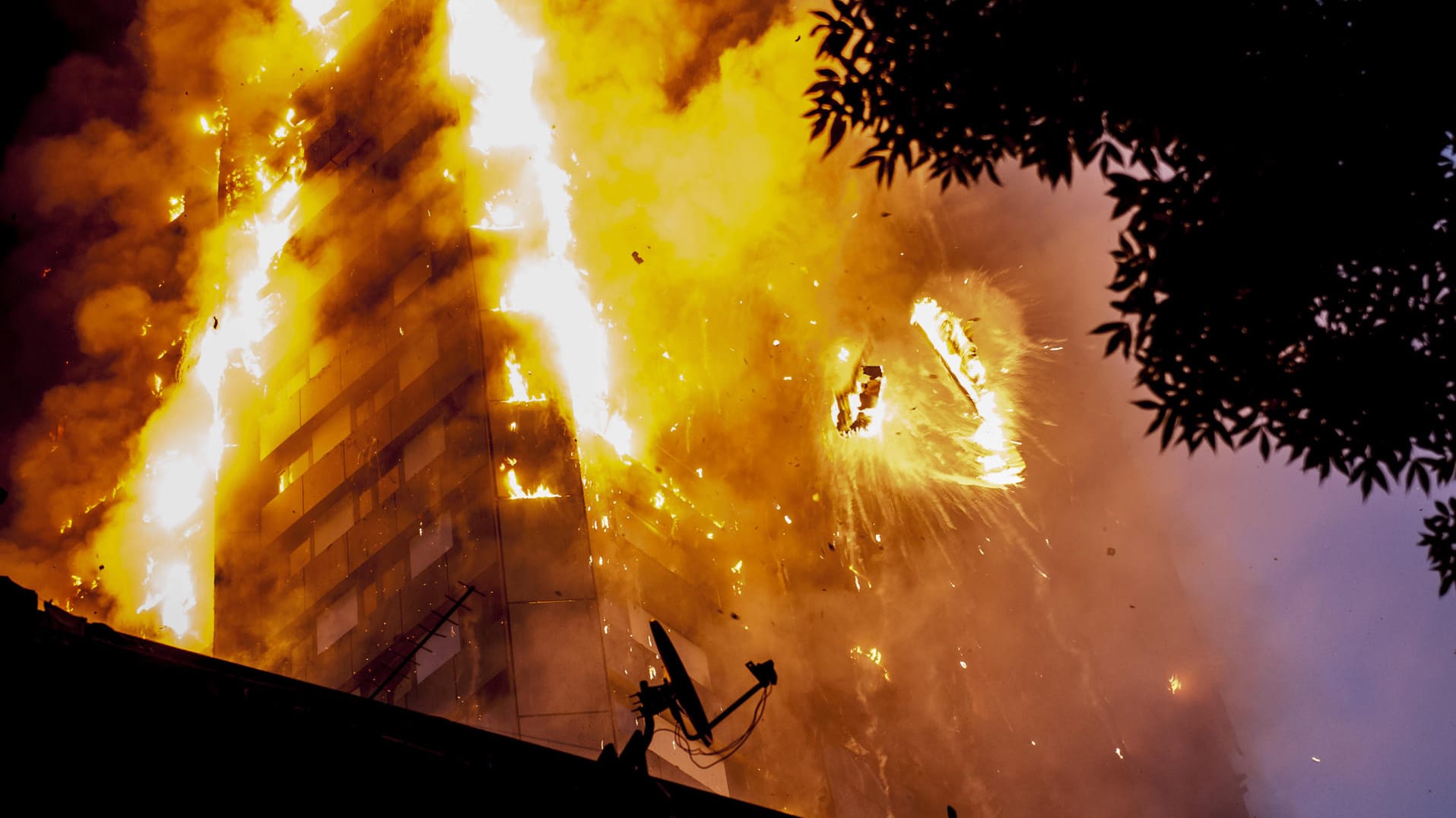 Mitten in der Nacht bricht das Inferno in London los Mitten in der Nacht bricht das Inferno in London los