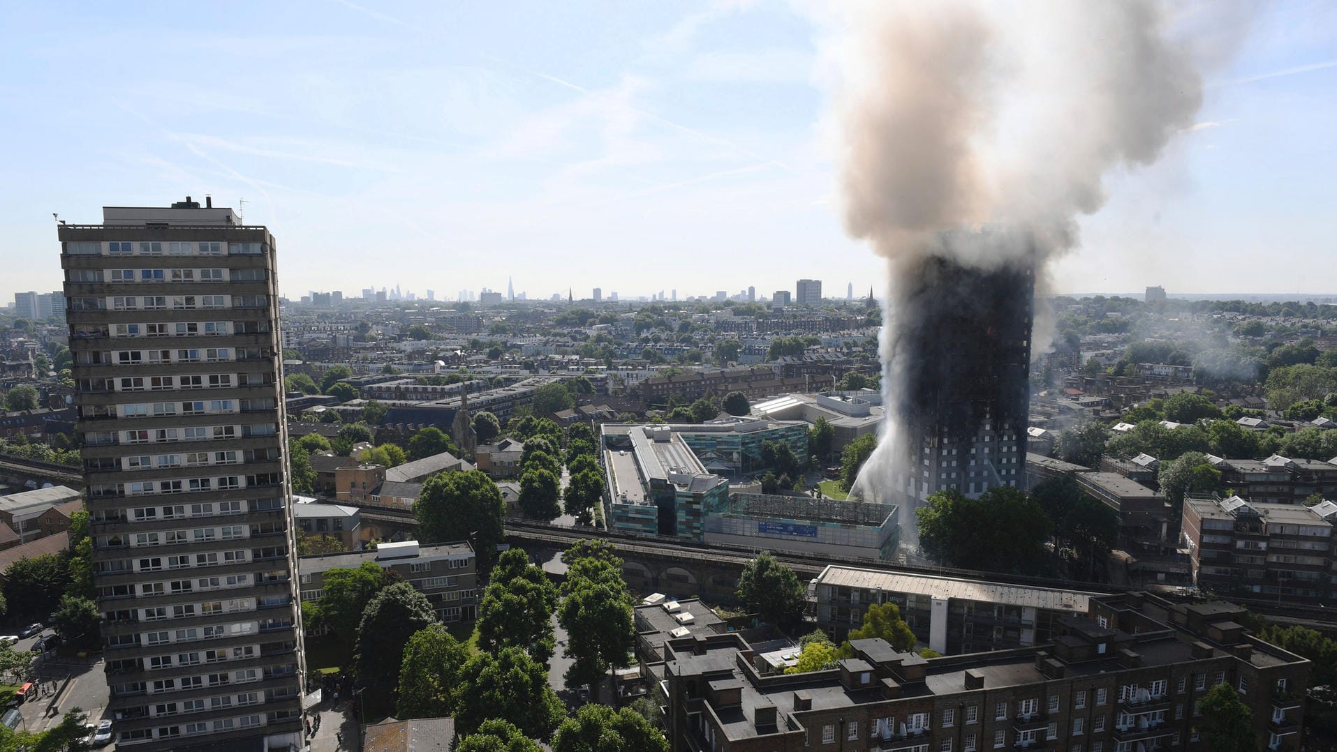 Noch am Tag nach dem Ausbruch des Feuers stieg über dem Gebäude eine gewaltige Rauchwolke auf.