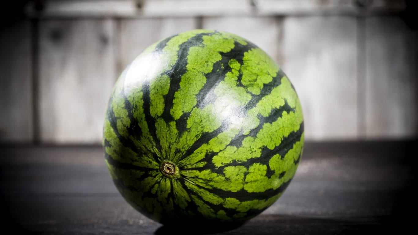 Wassermelone: Das Aufschneiden der Frucht ist mit ein paar Tipps gar nicht so schwer.