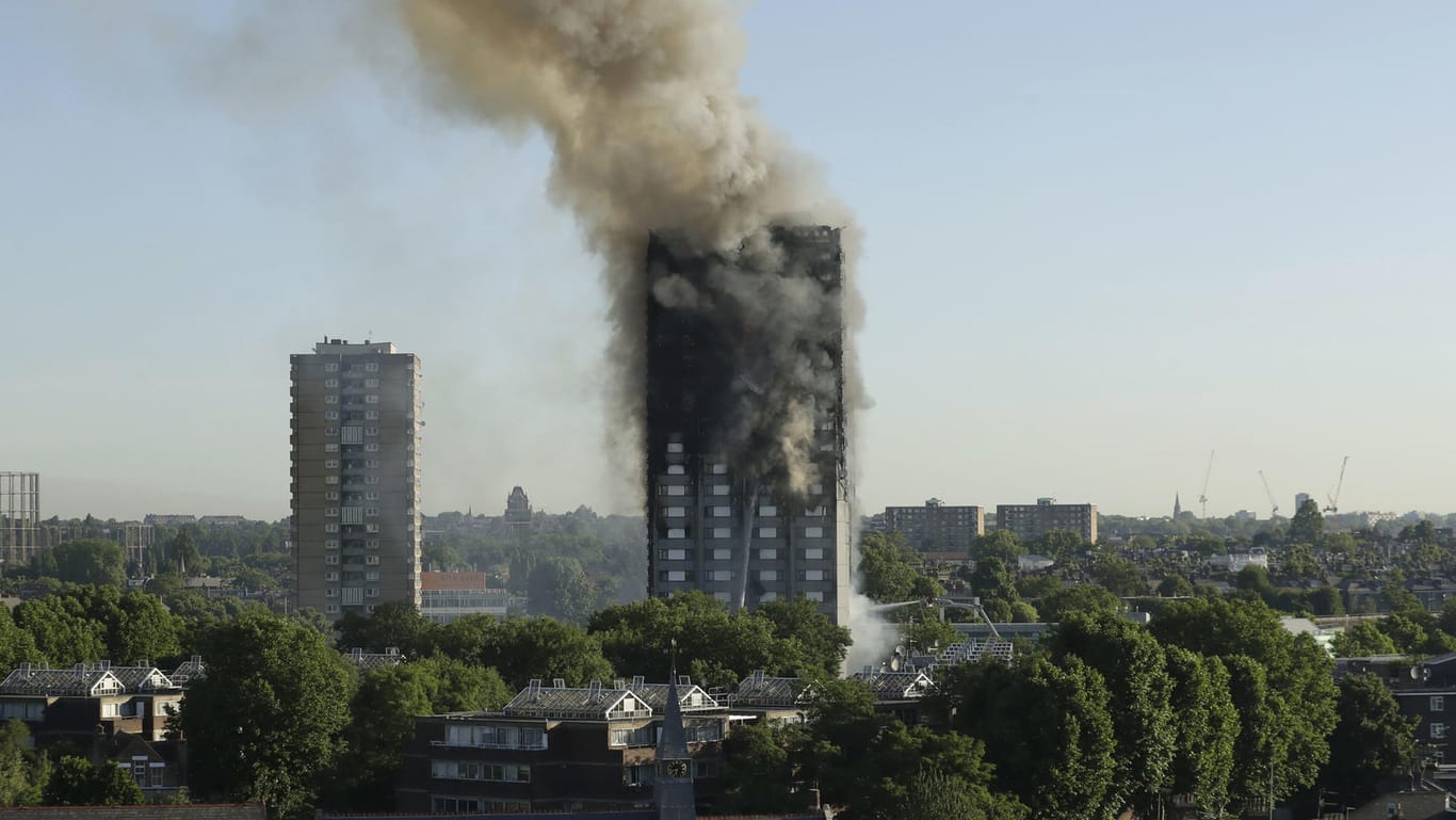 Das brennende Hochhaus in London.