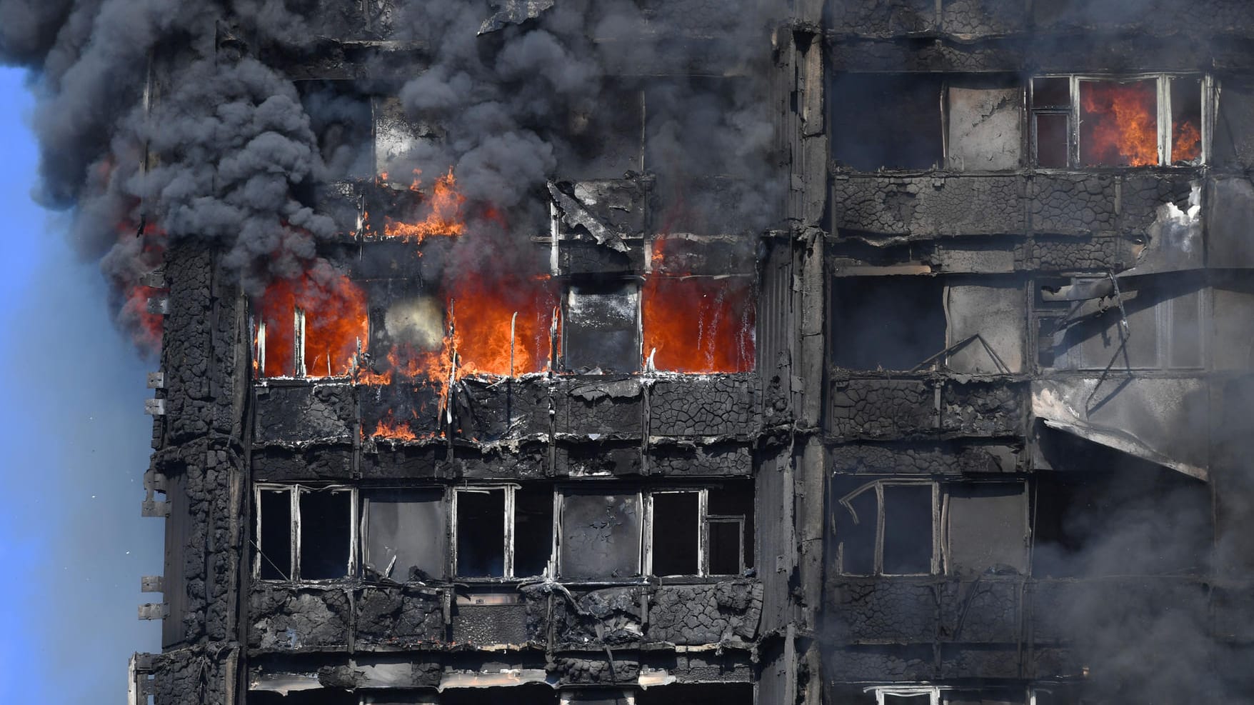 Meterhoch schlagen die Flammen aus dem brennenden Hochhaus. Meterhoch schlagen die Flammen aus dem brennenden Hochhaus.