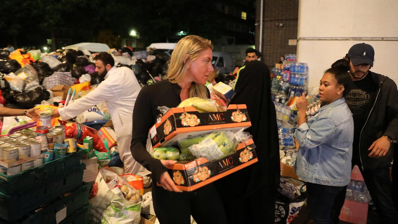 Freiwillige brachten Lebensmittel für die Opfer der Tragödie zum Unglücksort.
