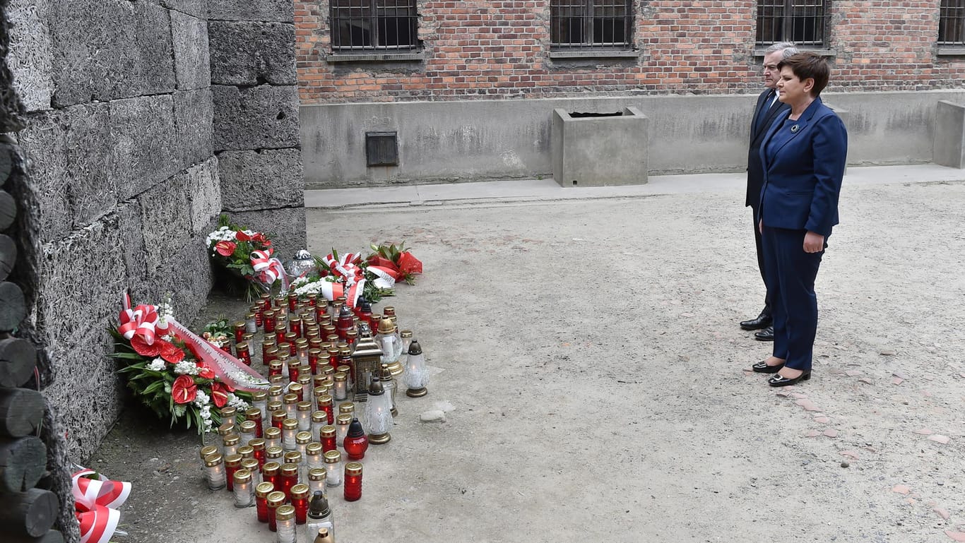 Die Ministerpräsidentin Polens Beata Szydlo (r) und Kulturminister Piotr Glinski gedenken im ehemaligen Vernichtungslager Auschwitz der Opfer.