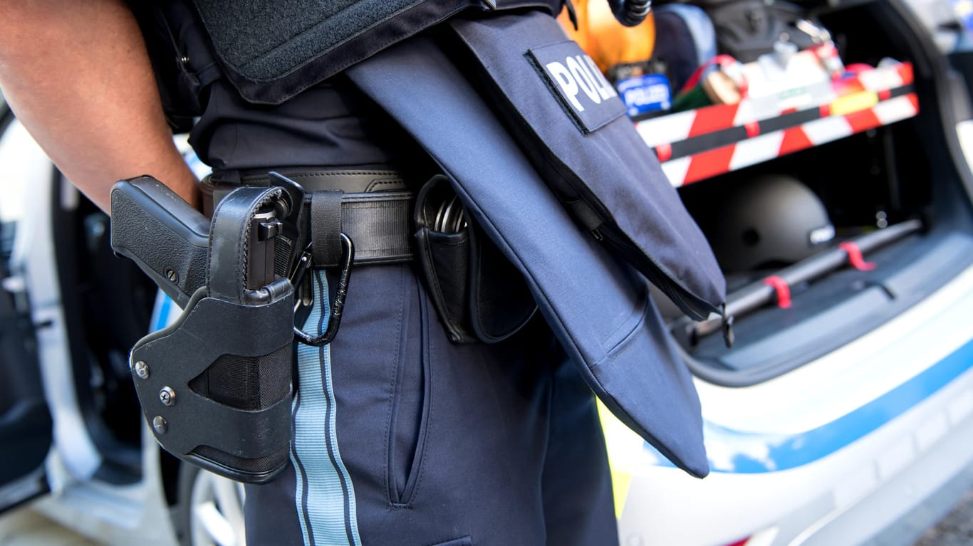 Bei einem Routineeinsatz wurde bei München eine junge Polizistin lebensgefährlich am Kopf verletzt.