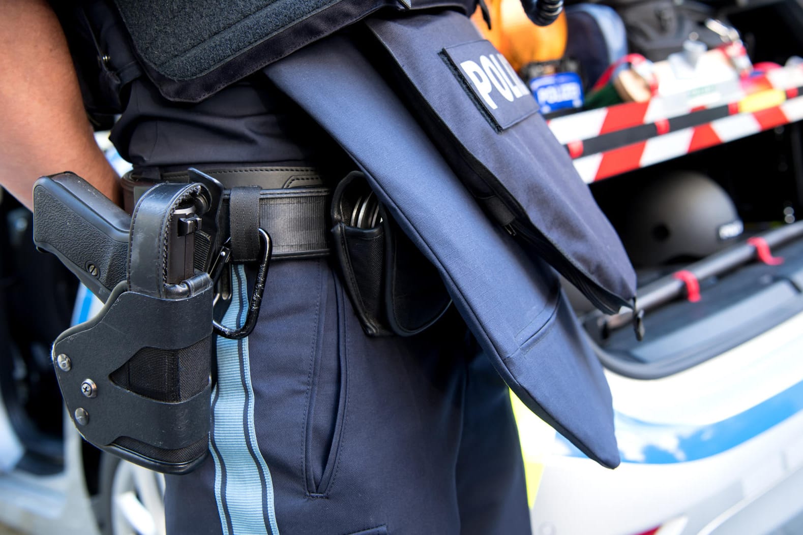 Bei einem Routineeinsatz wurde bei München eine junge Polizistin lebensgefährlich am Kopf verletzt.