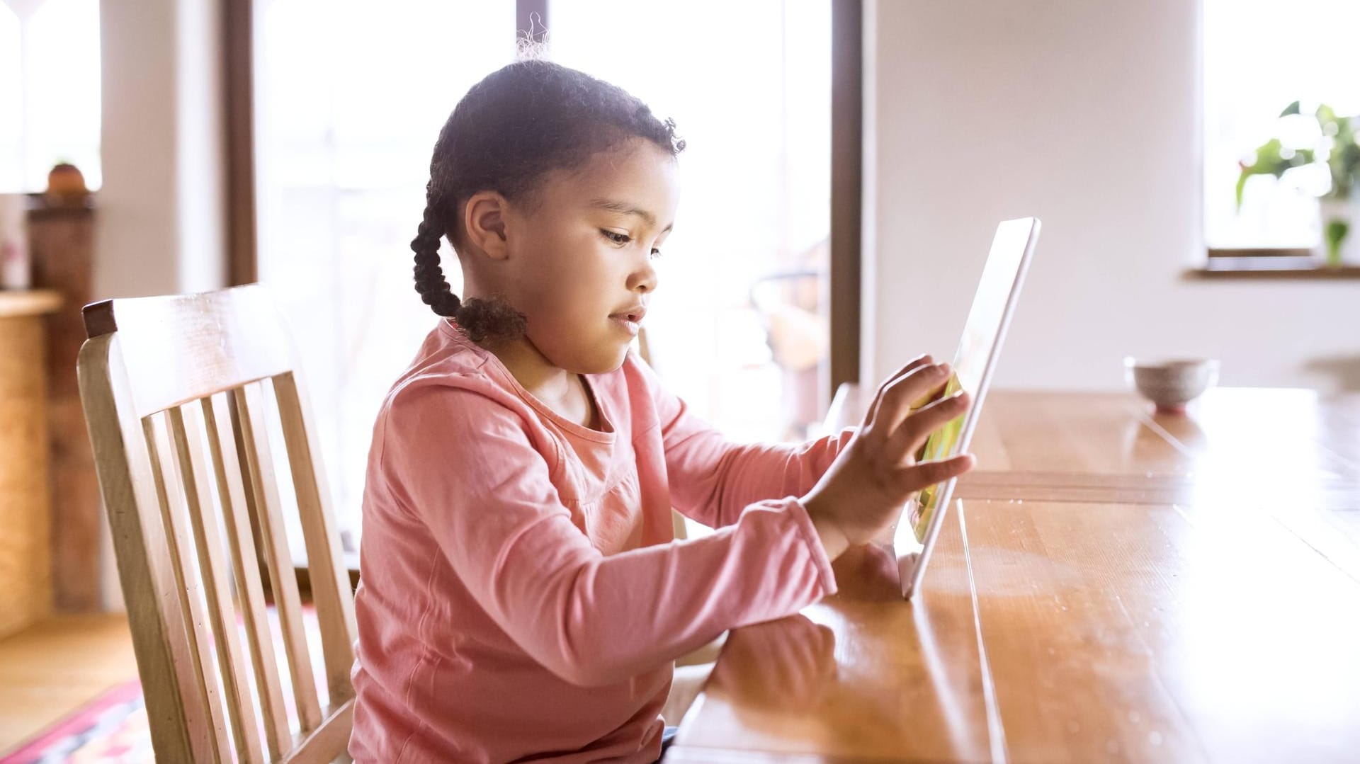 Waren es früher die Computer ab der Sekundarstufe, könnten es heute die mobilen Geräte schon im Grundschulalter sein, die auf diese Art individuell Wissen vermitteln.