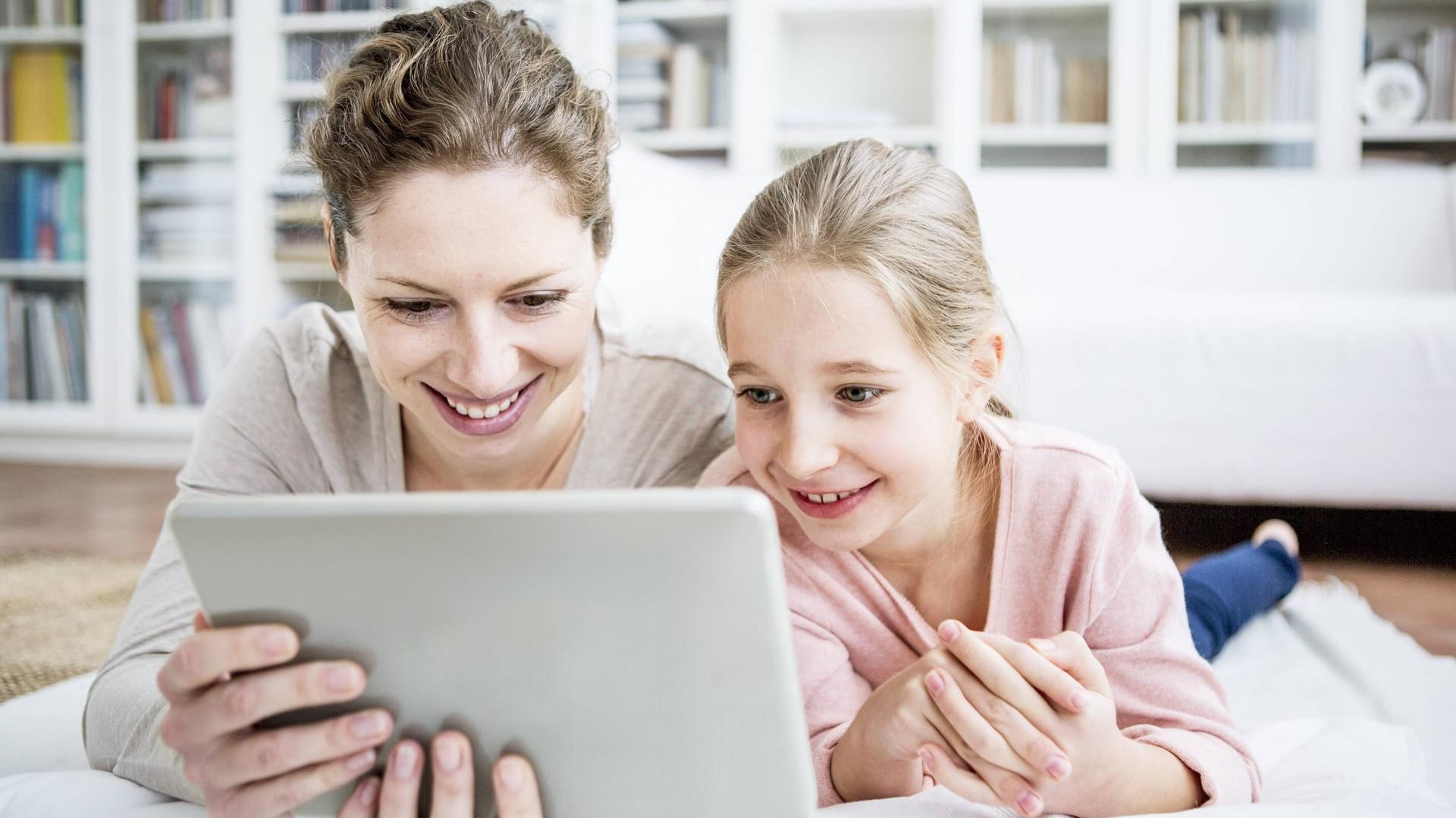 Spielen am Tablet. Bei den Meisten schrillen dann die Alarmglocken - Sucht! (Symbolfoto) Spielen am Tablet. Bei den Meisten schrillen dann die Alarmglocken - Sucht! (Symbolfoto)