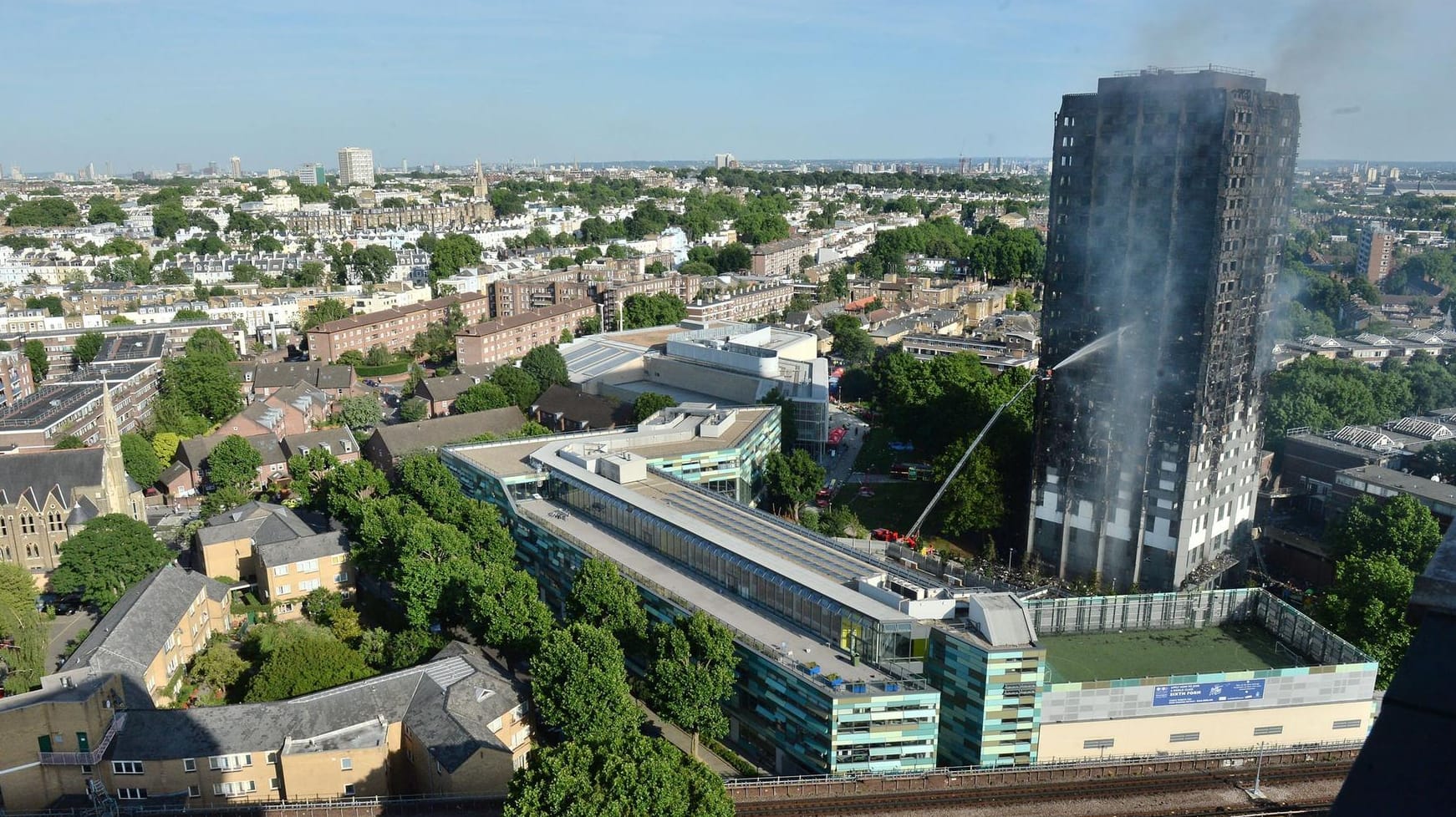 Der ausgebrannte Grenfell Tower im Londoner Stadtteil Kensington.