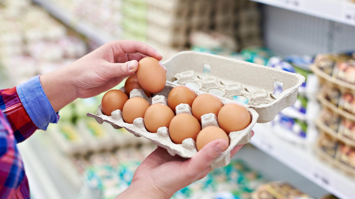 Eier im Karton in einem Supermarkt