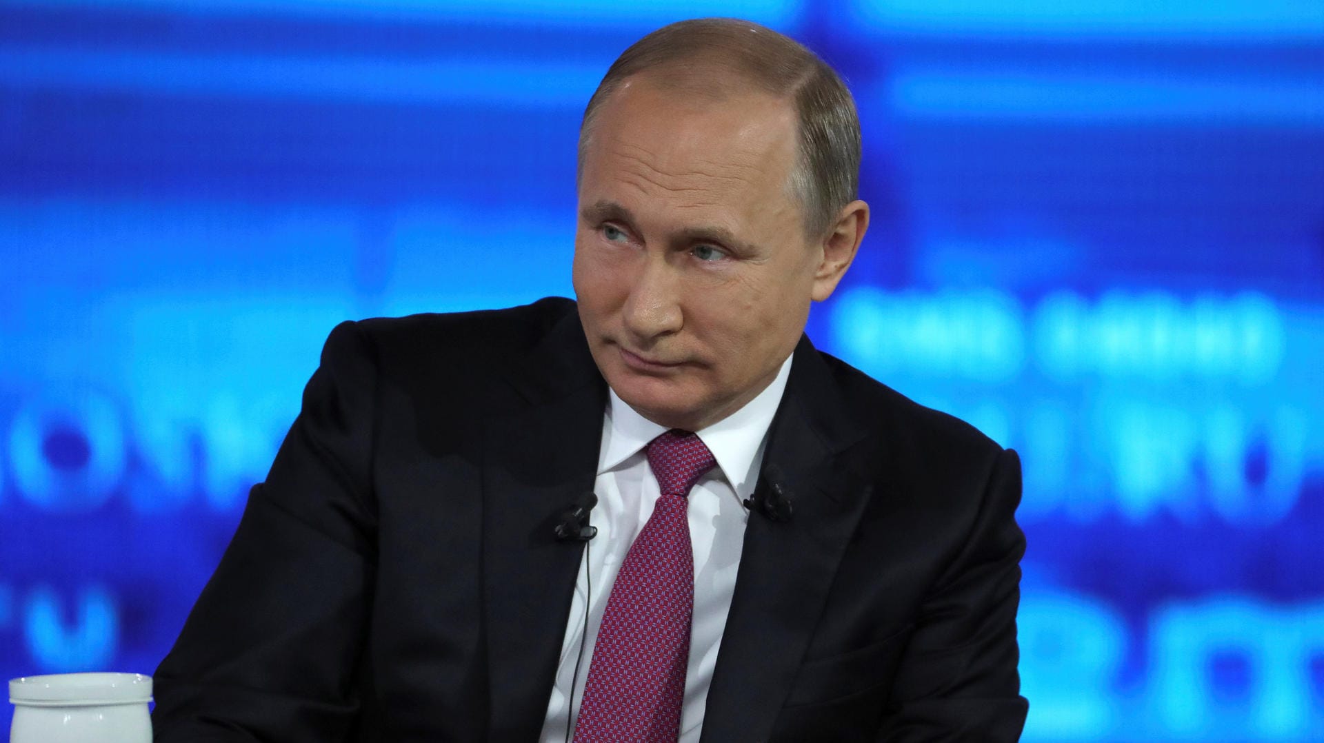 In der TV-Show «Der direkte Draht» stellt sich Putin den Fragen der Bürger. In der TV-Show «Der direkte Draht» stellt sich Putin den Fragen der Bürger.