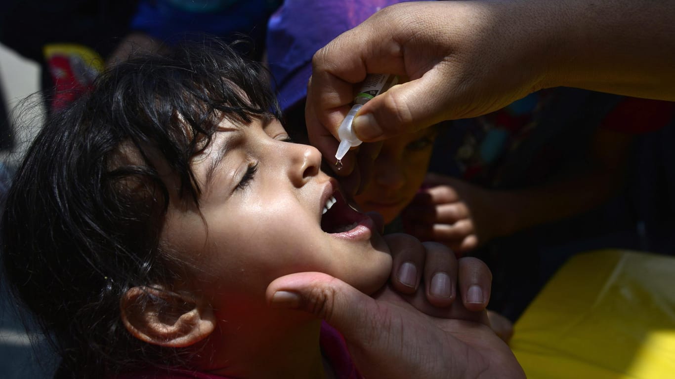 Ein syrisches Kind erhält eine Schluckimpfung gegen den gefährlichen Polio-Virus.