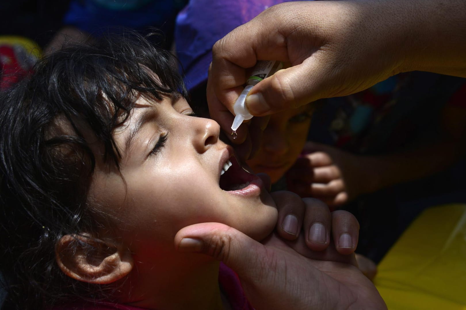 Ein syrisches Kind erhält eine Schluckimpfung gegen den gefährlichen Polio-Virus.