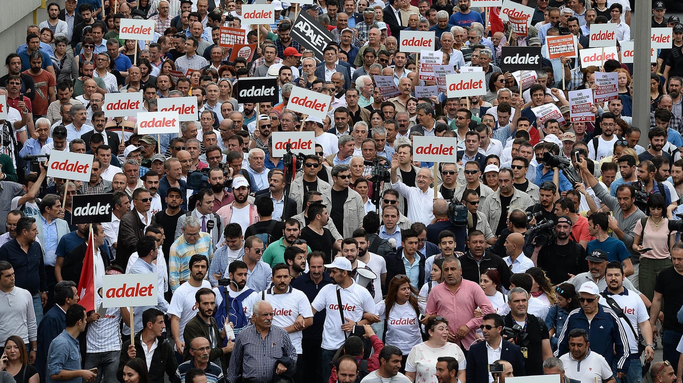 Aus Empörung über die Verurteilung des Oppositionsabgeordneten Berberoglu haben Anhänger der Mitte-Links-Partei CHP in Ankara einen Protestmarsch gestartet.