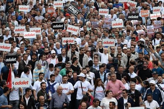 Aus Empörung über die Verurteilung des Oppositionsabgeordneten Berberoglu haben Anhänger der Mitte-Links-Partei CHP in Ankara einen Protestmarsch gestartet.