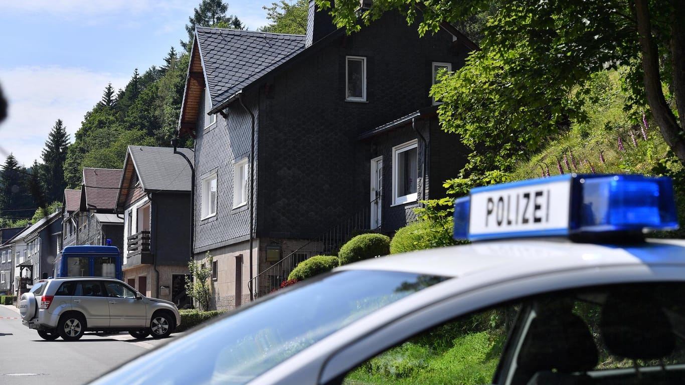 Ein Polizeiauto steht vor dem Haus in Altenfeld, in dem sich ein Familiendrama ereignete.
