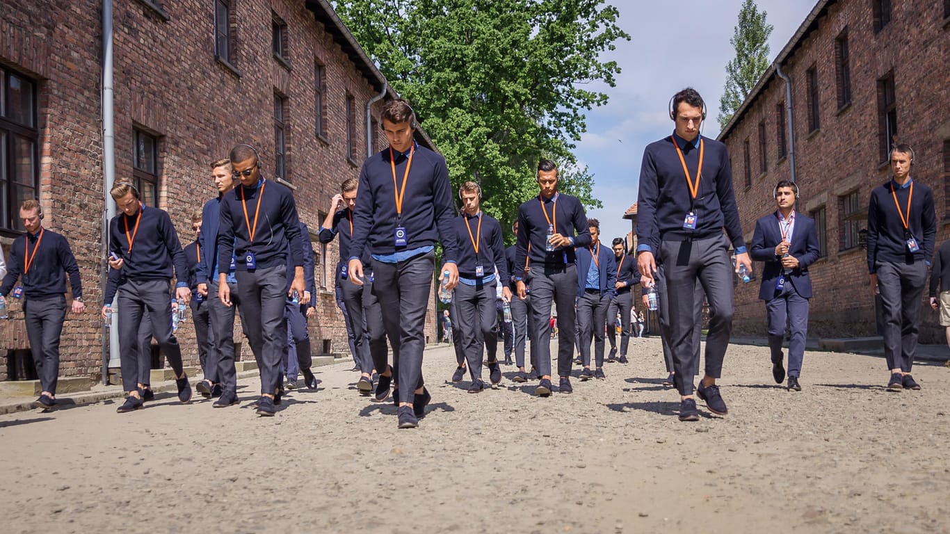 Das gesamte U21-Team gedachte in der Holocaust-Gedenkstätte Auschwitz-Birkenau in Polen der Opfer des Nationalsozialismus.