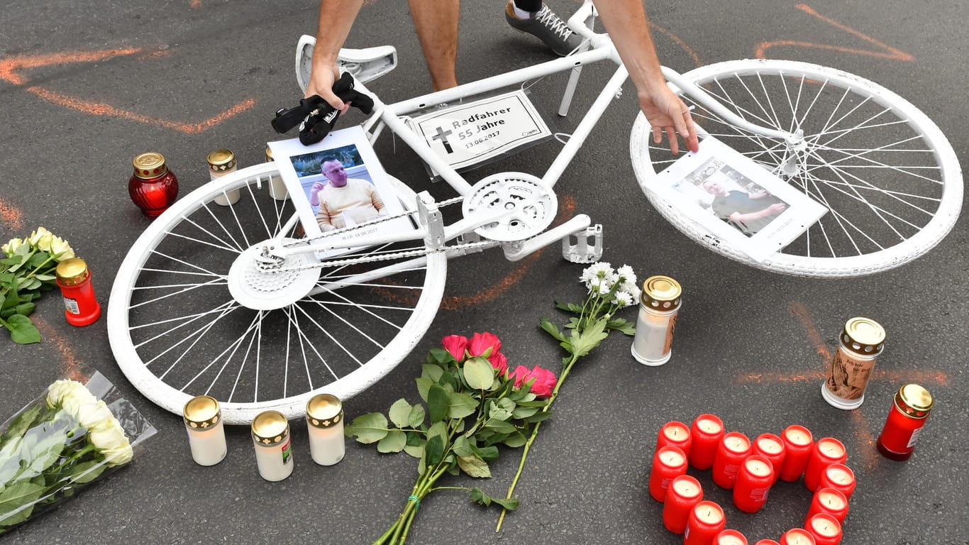 Radfahrer gedenken am 15.06.2017 in Berlin auf der Hermannstraße in Neukölln einem verstorbenen Radfahrer. Er war am 13.06.2017 verletzt worden, als er an einem Pkw vorbei fahren wollte.