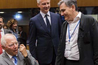 Finanzminister Wolfgang Schäuble spricht mit seinem griechischen Kollegen Euklid Tsakalotos und Bruno Le Maire aus Frankreich.