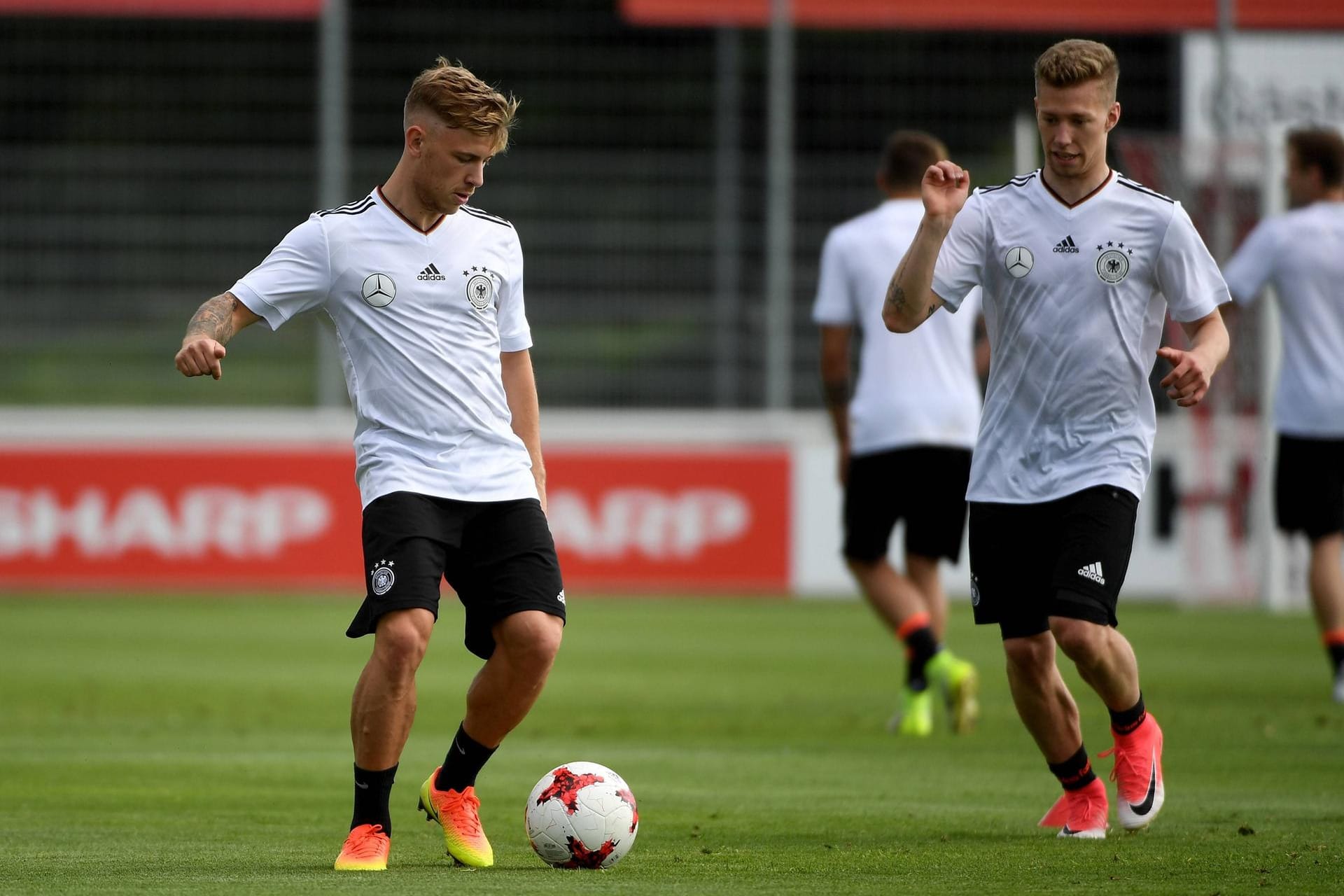 Max Meyer (l.) und Mitchell Weiser wollen den Auftakt erfolgreich gestalten.