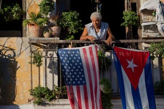 US-Präsident Trump will die Reisebestimmungen für US-Bürger nach Kuba verschärfen und Zahlungen an das Militär des kommunistischen Inselstaates verbieten lassen.