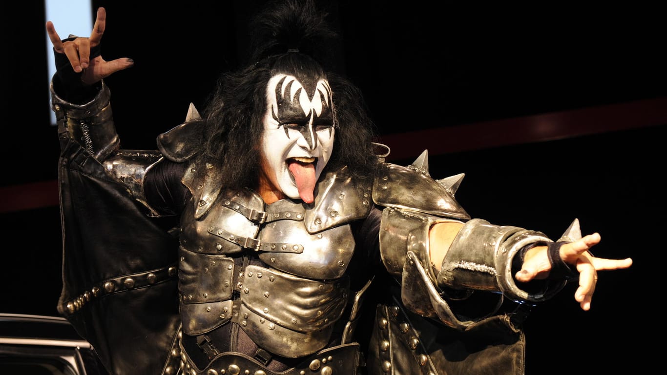 Zunge raus und Finger abgespreizt: So kennt man Kiss-Star Gene Simmons.