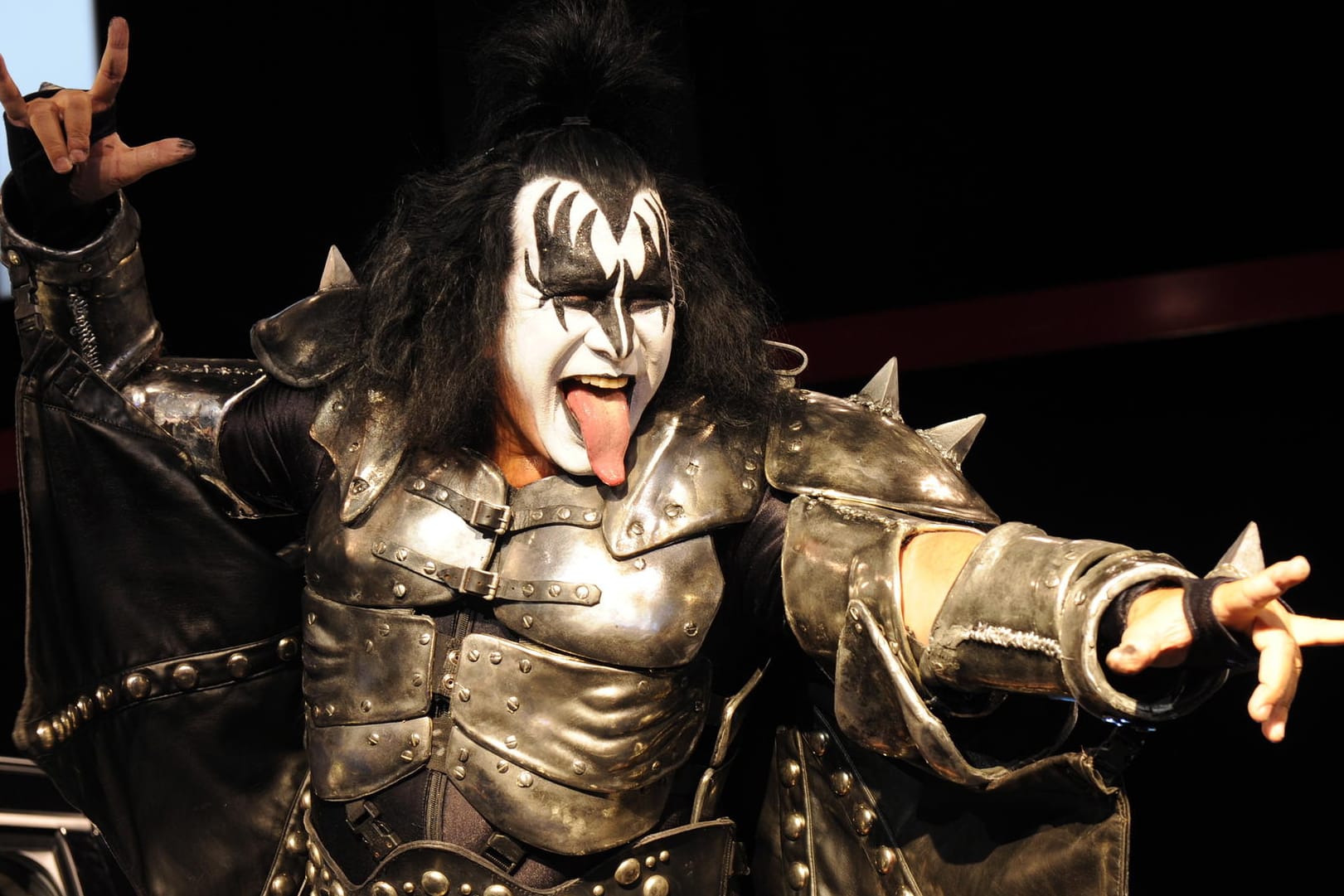 Zunge raus und Finger abgespreizt: So kennt man Kiss-Star Gene Simmons.