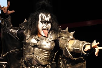 Zunge raus und Finger abgespreizt: So kennt man Kiss-Star Gene Simmons.