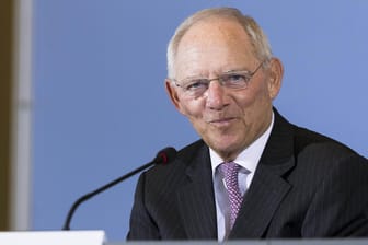 Wolfgang Schäuble steht wegen neuer Milliarden-Kredite in der Kritik.